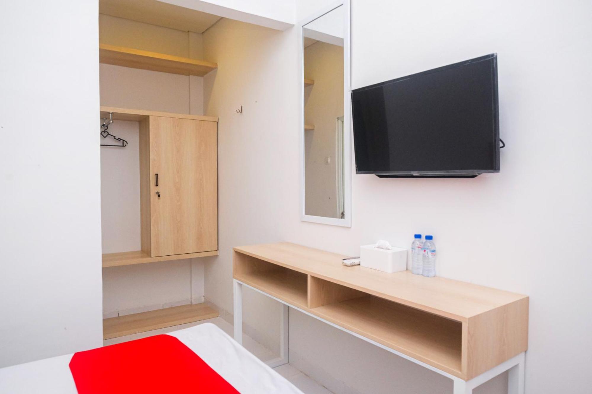 Hotel Reddoorz Syariah @ Tlogosari Semarang Alastuwo Exterior foto